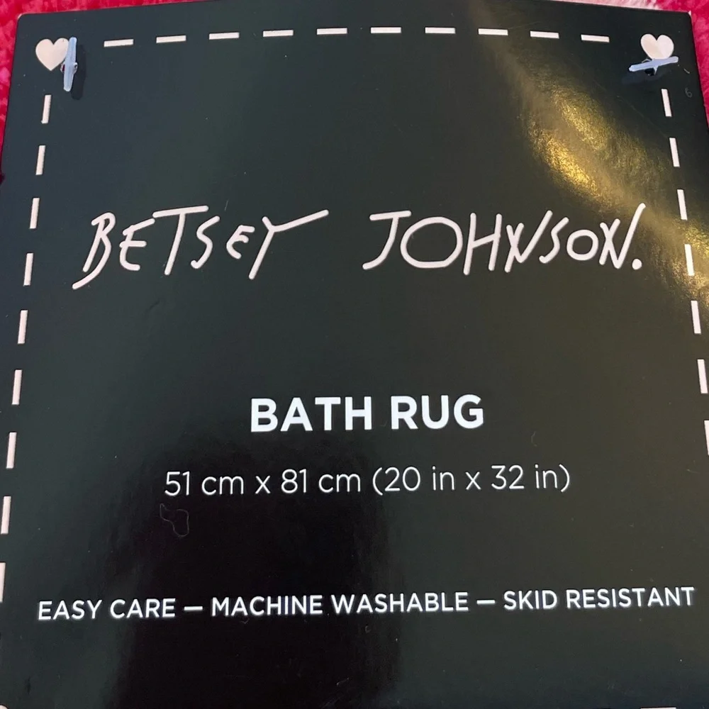 NWT Betsey Johnson 20in x 32in Valentines Day Pink Heart Bath Mat